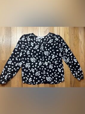 Loft Black White Floral Womens XS Long Sleeve Vneck Button Up (fits like an XXS)